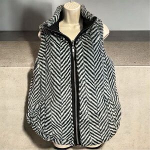 Teezher Faux Fur Black White Geometrical Reversible Zipper Up Pockets Vest